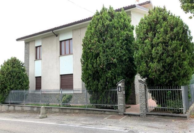 Casa Nebieu In Edificio Indipendente Nel Centro Di Monforte 蒙福特达尔巴 外观 照片